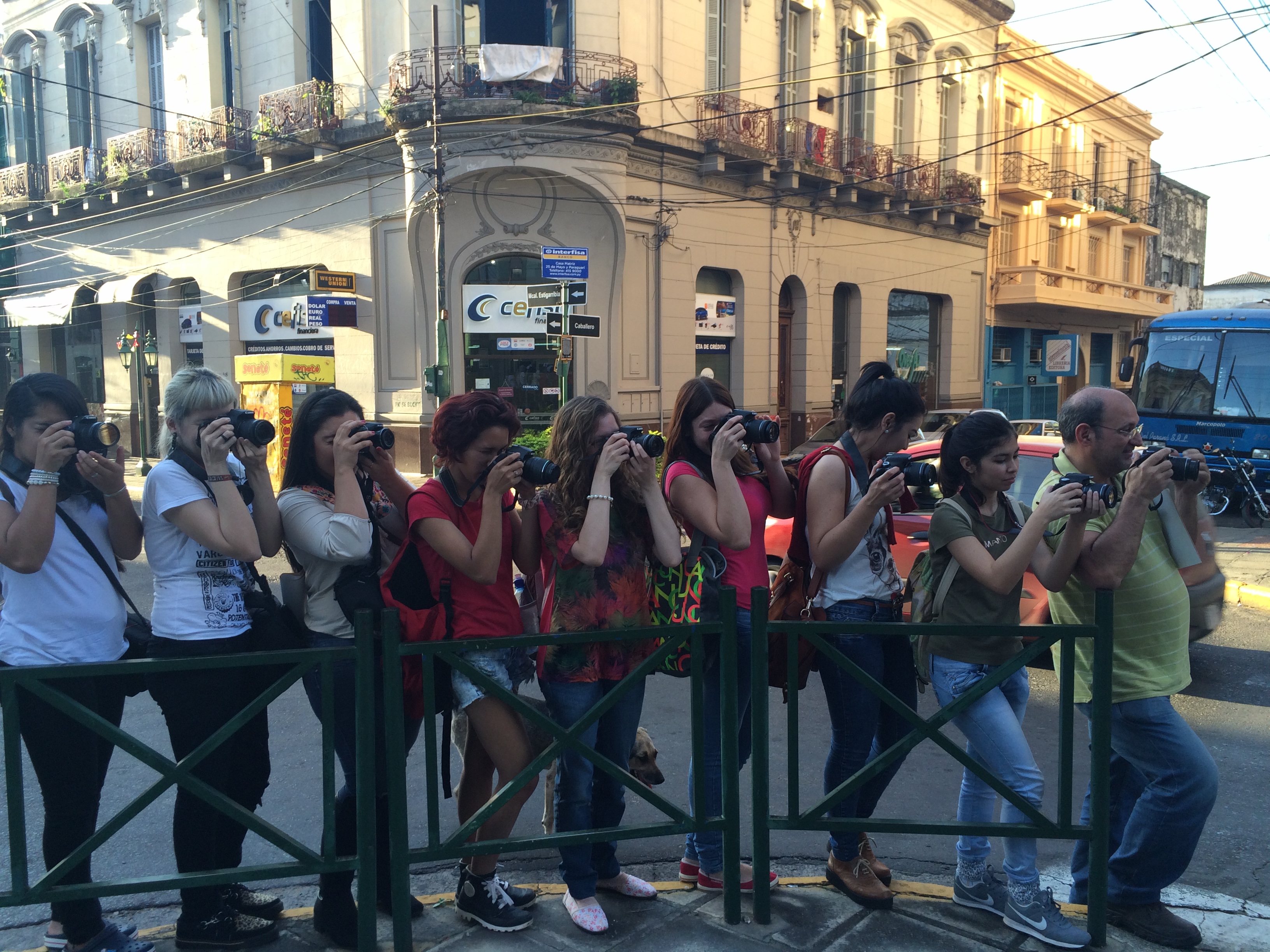 Alumnas quitando fotografías