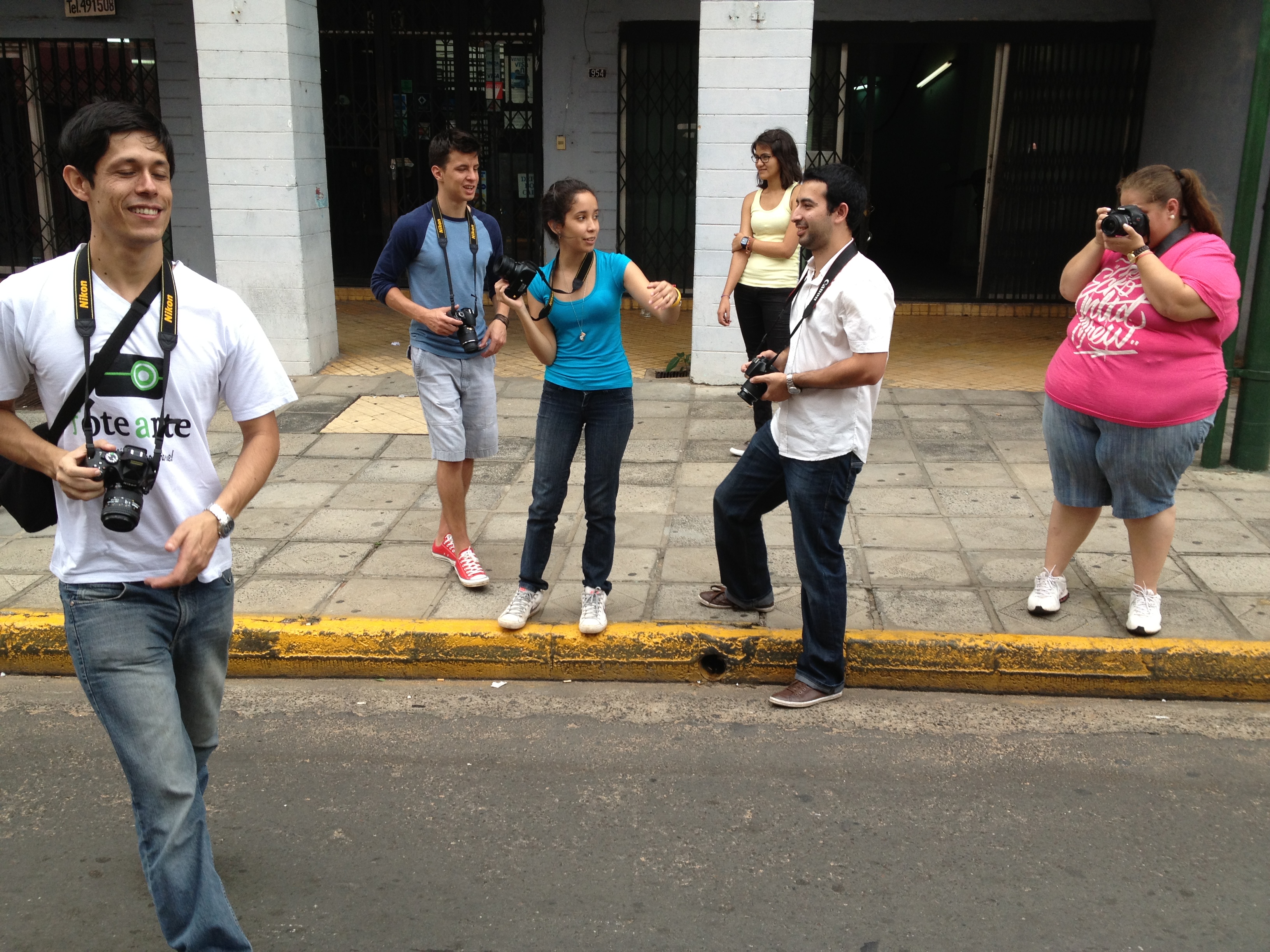 Alumnos reunídos en la calle