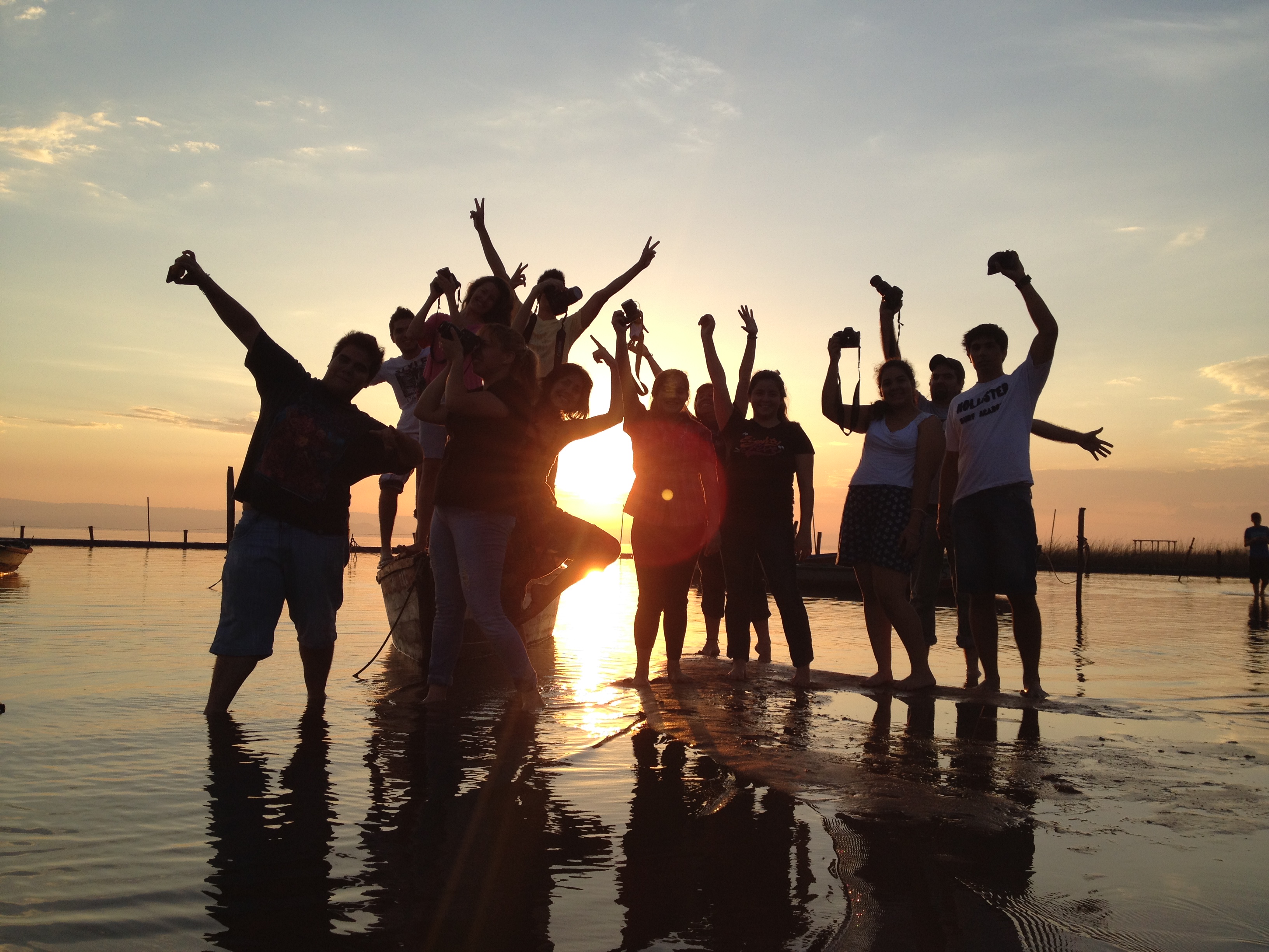 Fotografía grupal en el río